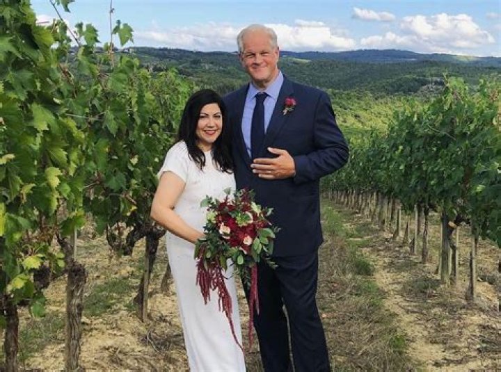 Abraham Benrubi is a married man.