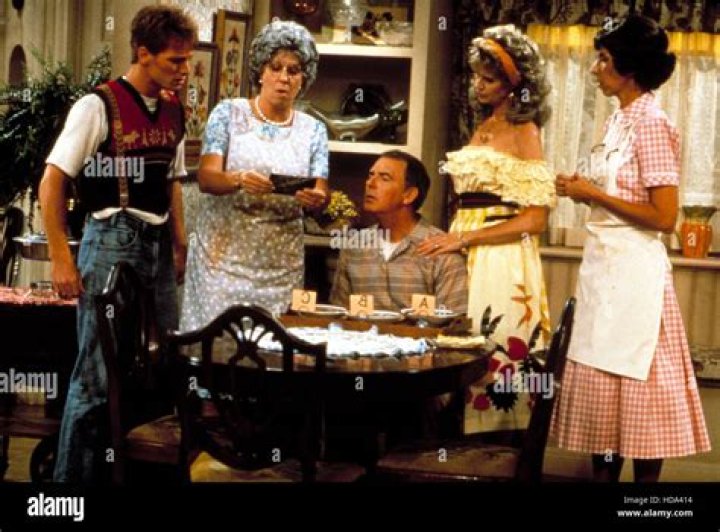 Beverly Archer, Ken Berry, Allan Kayser, Vicki Lawrence, Dorothy Lyman