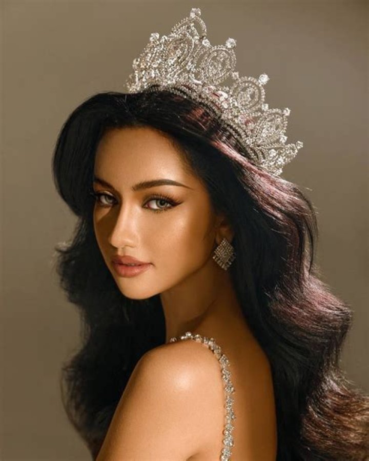 Model Somnang Alyna giving a pose while wearing a crown.